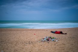 Atlantic-Ocean;-Beach;-Beach-shelter;-Beach-side-restaurant;-Benin;-Cadjéhoun-Beach;-Cotonou;-Disposable-dishware;-Environment;-Kaleidos;-Kaleidos-images;-La-parole-à-limage;-Pollution;-Tarek-Charara;-Waste;-Wave;-West-Africa
